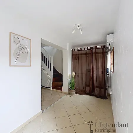 Spacieux Triplex Avec Vue Mer, Proche De Monaco, 54 M2 بيت للعطل *